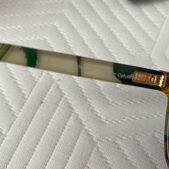 Gucci sunnies with beautiful colors on the inside. Full set main image 11